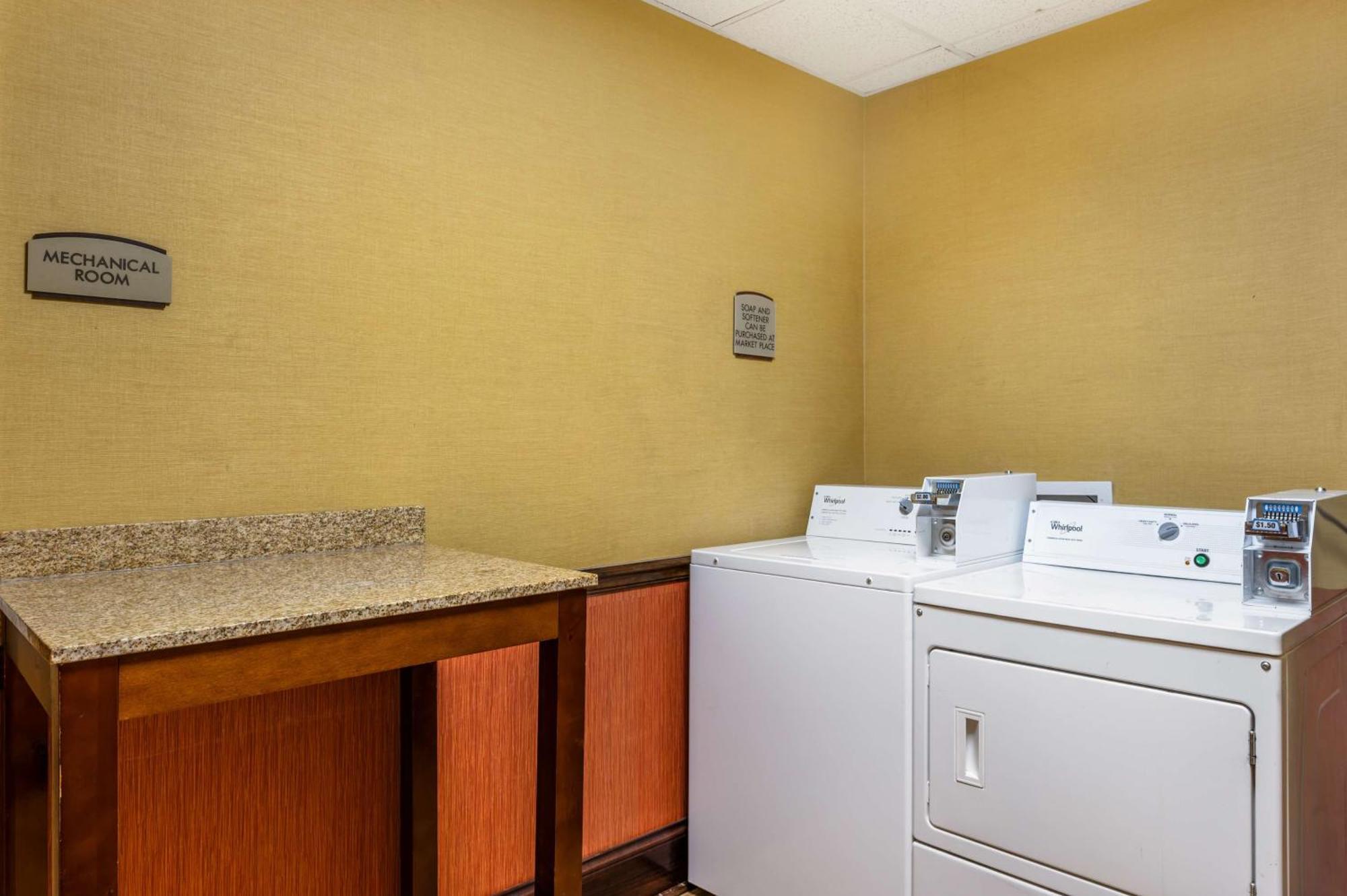 Best Western Plus Georgetown Corporate Center Hotel Екстер'єр фото