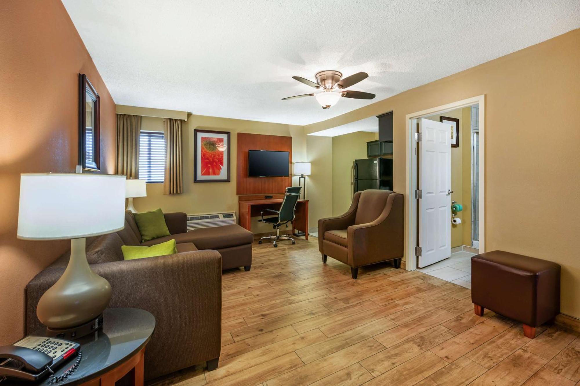 Best Western Plus Georgetown Corporate Center Hotel Екстер'єр фото